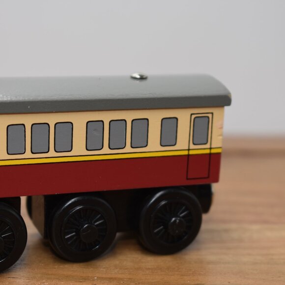 2002 EXPRESS COACH Thomas & Friends Train Take N Play Engine Wooden Wood VTG - Picture 4 of 7